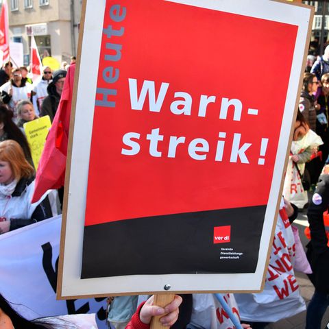 25.02.2019, Thüringen, Jena: Streikende aus dem öffentlichen Dienst laufen demonstrierend durch die Innenstadt