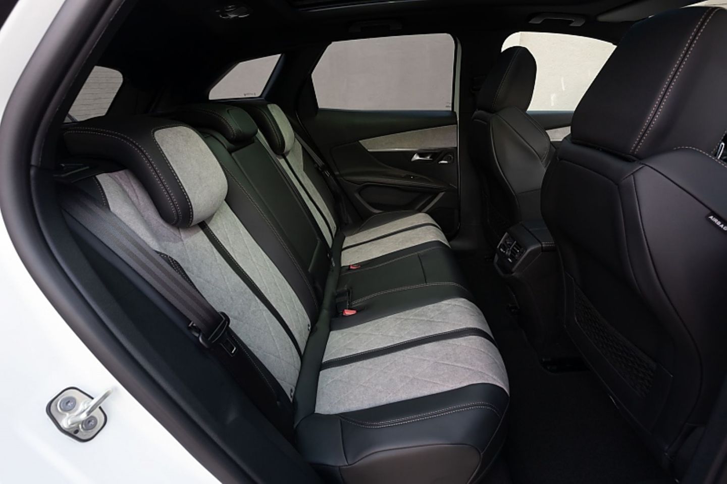 Hinten bietet der Peugeot 3008 Hybrid4 vernünftig Platz