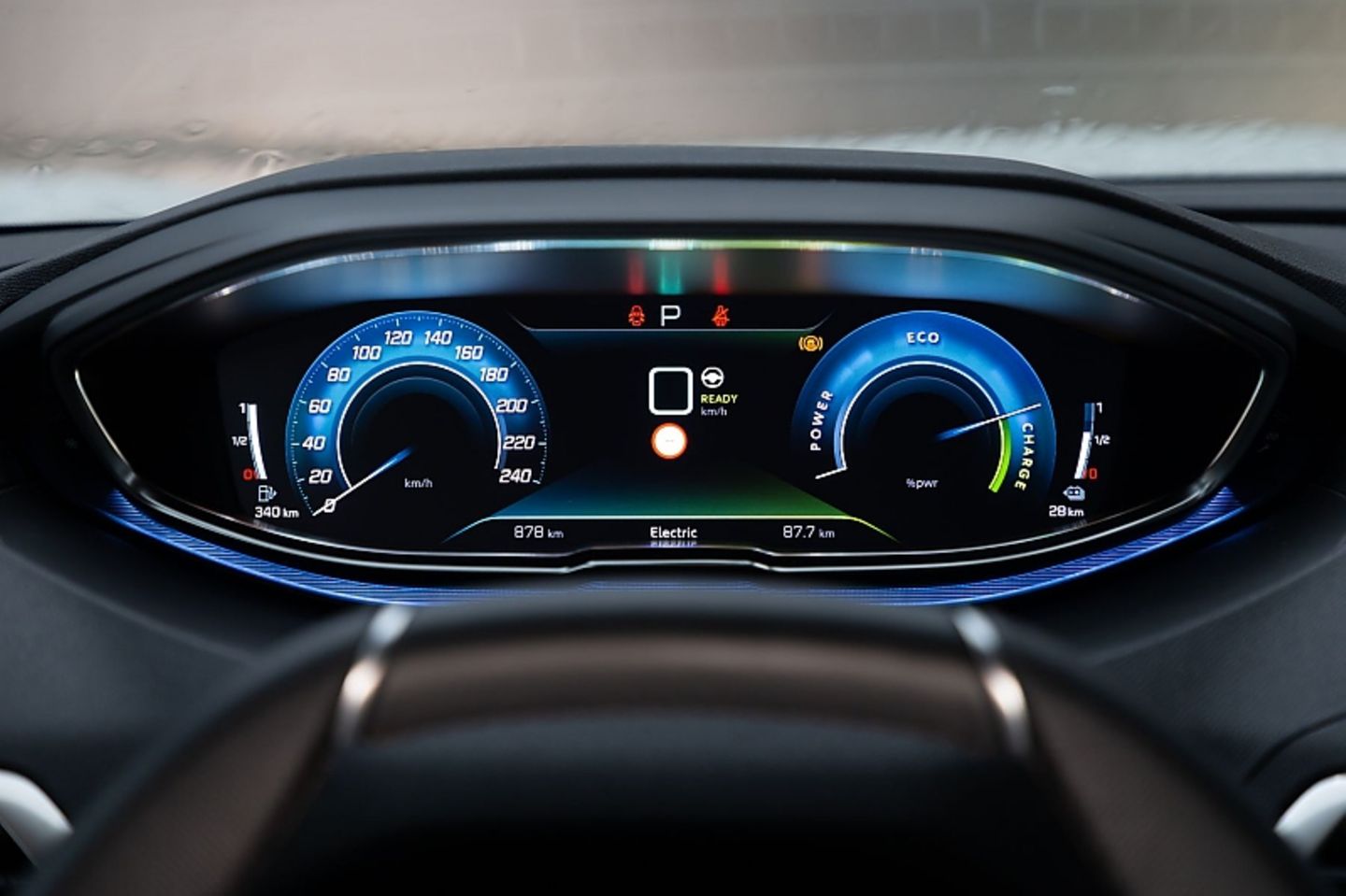 Ende der Verspieltheit: Die virtuellen Instrumente des Peugeot 3008 Hybrid4 sind gut strukturiert