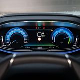 Ende der Verspieltheit: Die virtuellen Instrumente des Peugeot 3008 Hybrid4 sind gut strukturiert