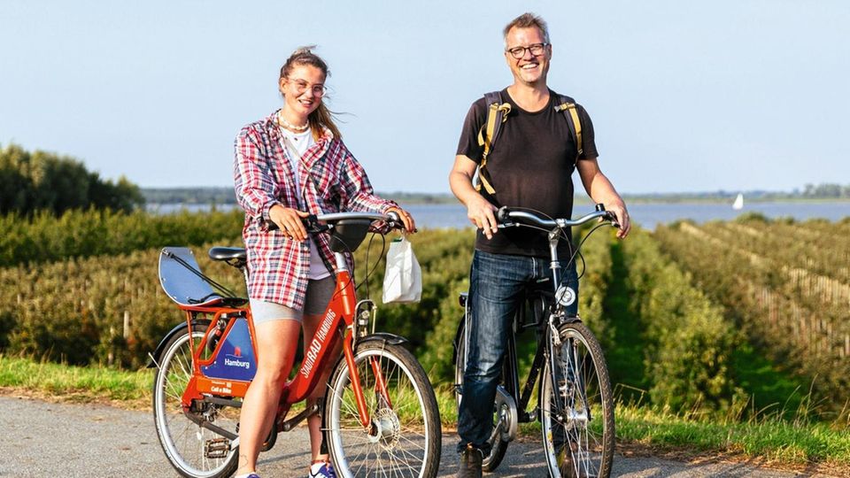 Für Heft #40/2020 unternahm Gunnar Herbst eine Radtour durchs Alte Land mit der Sprecherin der FridaysForFuture-Bewegung Leonie Bremer.Angefangen am Hauptbahnhof in Hamburg, führte die Tour über eine Fähre von den Landungsbrücken nach Finkenwerder, qu... FFF-Aktivistin Leonie Bremer und Redakteur Gunnar Herbst