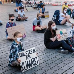 Greta Thunberg demonstriert vor dem Brandenburger Tor