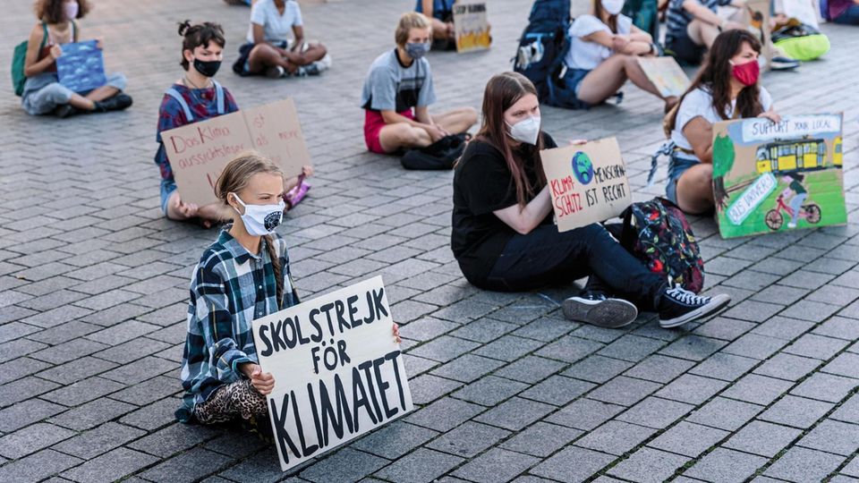 Greta Thunberg demonstriert vor dem Brandenburger Tor
