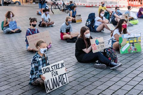Greta Thunberg demonstriert vor dem Brandenburger Tor
