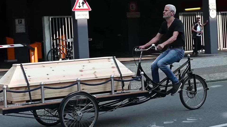 Sargfahrrad sorgt für Aufsehen