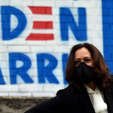 Kamala Harris mit Maske vor Biden-Harris-Malerei beim Wahlkampf in Pennsylvania