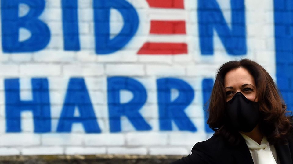 Kamala Harris mit Maske vor Biden-Harris-Malerei beim Wahlkampf in Pennsylvania