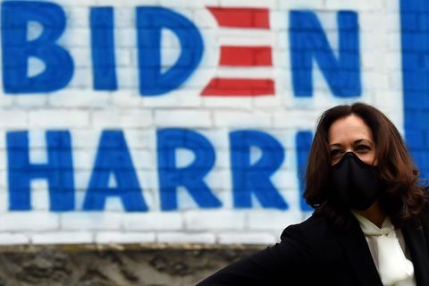 Kamala Harris mit Maske vor Biden-Harris-Malerei beim Wahlkampf in Pennsylvania