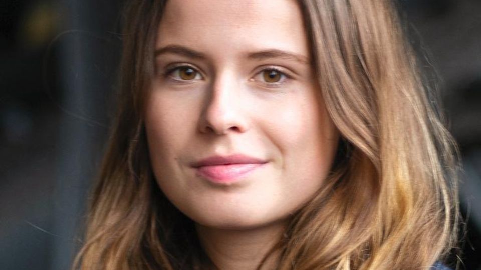 VOE STERN 39/2019 TITELGESCHICHTE KLIMAWANDEL - WAS WIR WISSEN. UND WAS JETZT HILFT - DAFÜR LOHNT ES SICH ZU KÄMPFEN Umweltaktivistin und Grünen Politikerin Luisa Neubauer vor dem Berliner Reichstag Luisa Neubauer