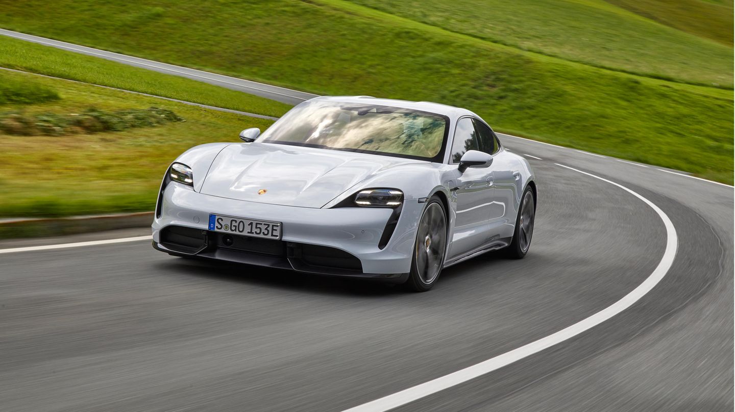 Ein Porsche Taycan Ein Porsche Taycan