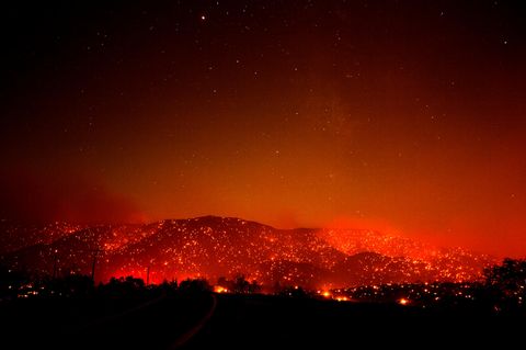 Es sieht aus, als stünden sie in Flammen: Die Juniper Hills in Kalifornien leuchten unter rauchigem Himmel feuerrot