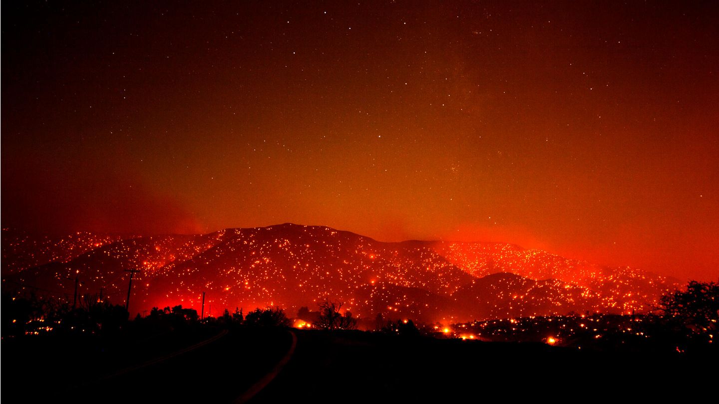 Es sieht aus, als stünden sie in Flammen: Die Juniper Hills in Kalifornien leuchten unter rauchigem Himmel feuerrot