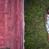 Rechts: Drica; Links: eine Bauxit-Mine