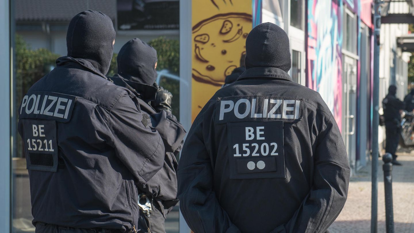Polizisten bei einer Razzia in Berlin 