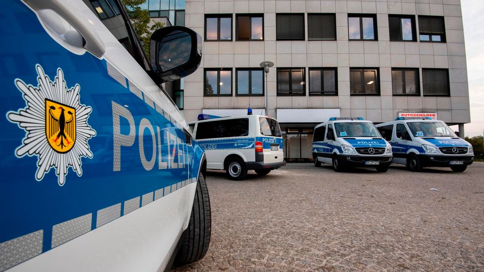 Fahrzeuge der Bundespolizei stehen bei einer Razzia vor einem Bürogebäude in der Region Hannover