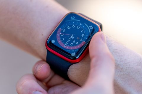 Die Apple Watch Series 6 hat ein Display, das sich im direkten Sonnenlicht besser ablesen lässt.