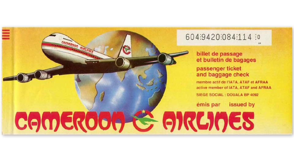 Cameroon Airlines, Kamerun 1987  Zur heute nicht mehr existierenden afrikanischen Airline gehörte auch die auf der Tickethülle abgebildete Boeing 747-200, die im November 2000 bei der Landung in Paris von der Landebahn abkam und nicht mehr zu reparieren war.