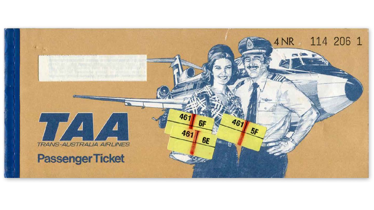 Trans Autstralia Airlines, Australien, 1976  Flugbegleiterin und Pilot präsentieren Flugnummer und Sitzplatz auf der Tickethülle mit einer Boeing 727 im Hintergrund. Die australische Airline existierte bis 1992, als das Unternehmen von Qantas übernommen wurde.
