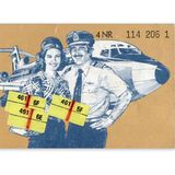 Trans Autstralia Airlines, Australien, 1976  Flugbegleiterin und Pilot präsentieren Flugnummer und Sitzplatz auf der Tickethülle mit einer Boeing 727 im Hintergrund. Die australische Airline existierte bis 1992, als das Unternehmen von Qantas übernommen wurde.