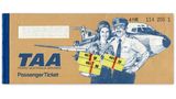 Trans Autstralia Airlines, Australien, 1976  Flugbegleiterin und Pilot präsentieren Flugnummer und Sitzplatz auf der Tickethülle mit einer Boeing 727 im Hintergrund. Die australische Airline existierte bis 1992, als das Unternehmen von Qantas übernommen wurde.