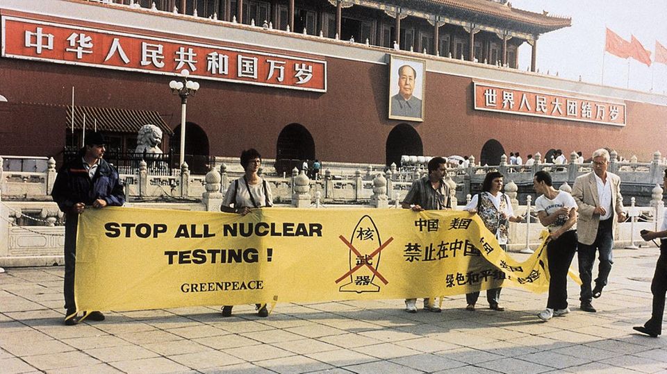 Demonstration against nuclear tests by the Executive Directors of five national Greenpeace offices and others on Tiananmen Square. The activists were arrested immediately. Thilo Bode on the right.Demonstration u.a. der Geschaeftsfuehrer von fuenf Gree... Thilo Bode bei einem Protest gegen Atomtests