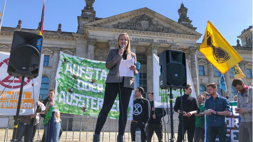 Berlin, Platz der Republik vor dem Reichstag. Erster oeffentlicher Auftritt von Extinction Rebellion in Deutschland Sprecherin von Extinction Rebellion Deutschland, Annemarie Botzki, rechts aussen Dr. Tadzio Mueller, Rosa Luxemburg Stiftung. Montag, 15... Annemarie Botzki hält eine Rede auf dem Platz der Republik