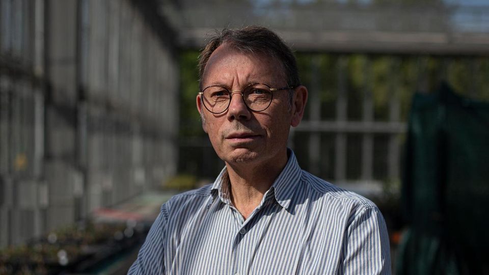 Trockener Boden (FINAL) >> Prof. Dr. François Buscot aus dem Department Bodenökologie. Die Global Change Experimental Facility ist das erste Experiment, das die Auswirkungen des Klimawandels auf Ökosystemprozesse in verschiedenen Landnutzungstype... Prof. Dr. François Buscot