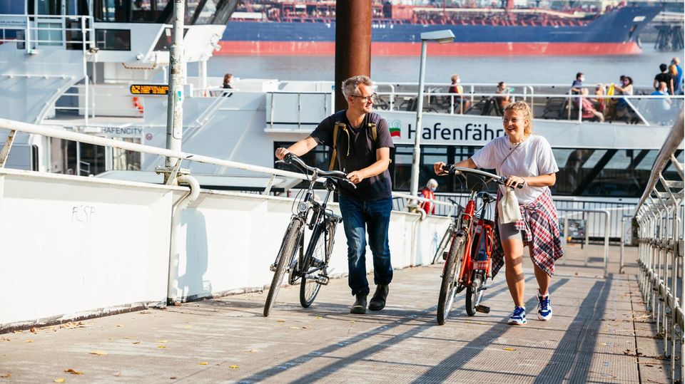 Für Heft #40/2020 unternahm Gunnar Herbst eine Radtour durchs Alte Land mit der Sprecherin der FridaysForFuture-Bewegung Leonie Bremer.Angefangen am Hauptbahnhof in Hamburg, führte die Tour über eine Fähre von den Landungsbrücken nach Finkenwerder, qu... Gunnar Herbst und Leonie Bremer an einer Fähranlegestelle