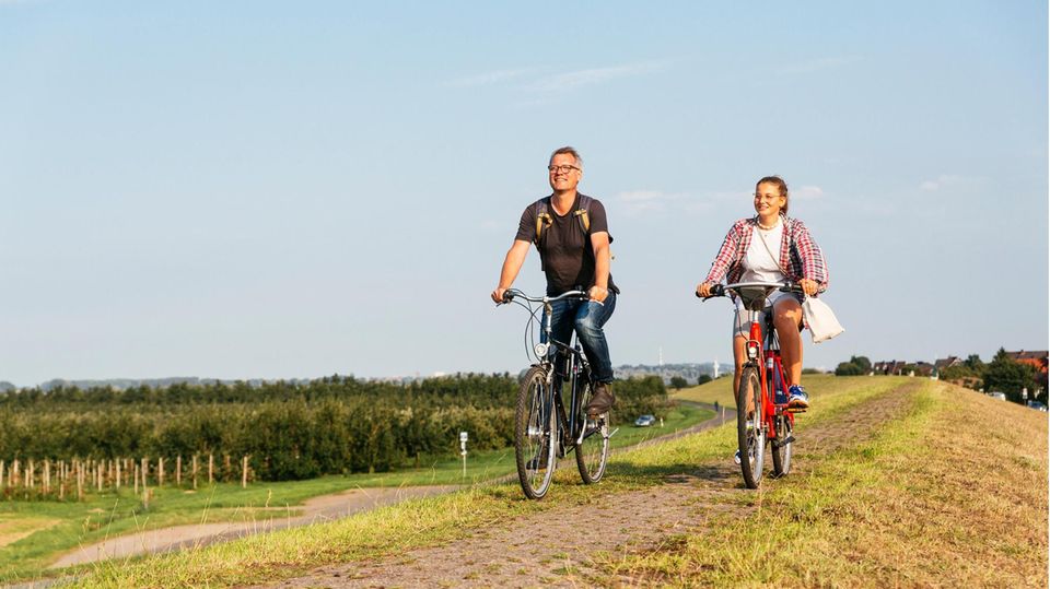 Für Heft #40/2020 unternahm Gunnar Herbst eine Radtour durchs Alte Land mit der Sprecherin der FridaysForFuture-Bewegung Leonie Bremer.Angefangen am Hauptbahnhof in Hamburg, führte die Tour über eine Fähre von den Landungsbrücken nach Finkenwerder, qu... Leonie Bremer und Gunnar Herbst auf dem Rad