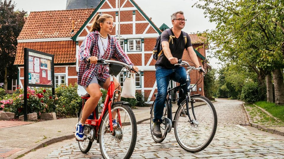 ­Leonie ­Bremer und ­Redakteur Gunnar Herbst auf dem Fahrrad