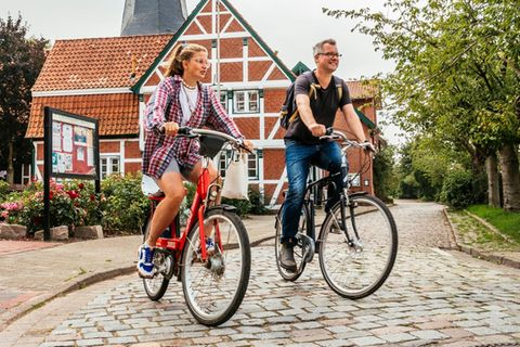 ­Leonie ­Bremer und ­Redakteur Gunnar Herbst auf dem Fahrrad