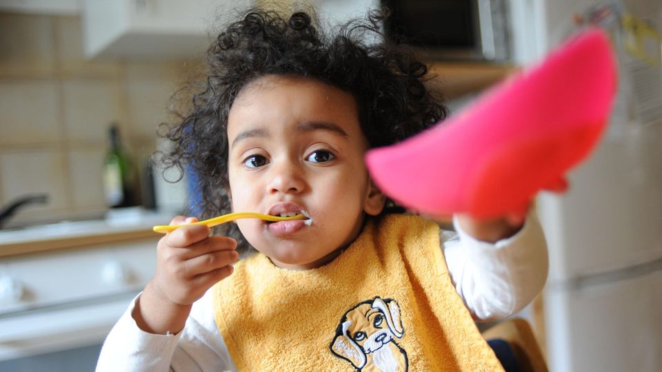 Ein Kind isst Joghurt
