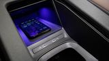Das Smartphone wird induktiv geladen