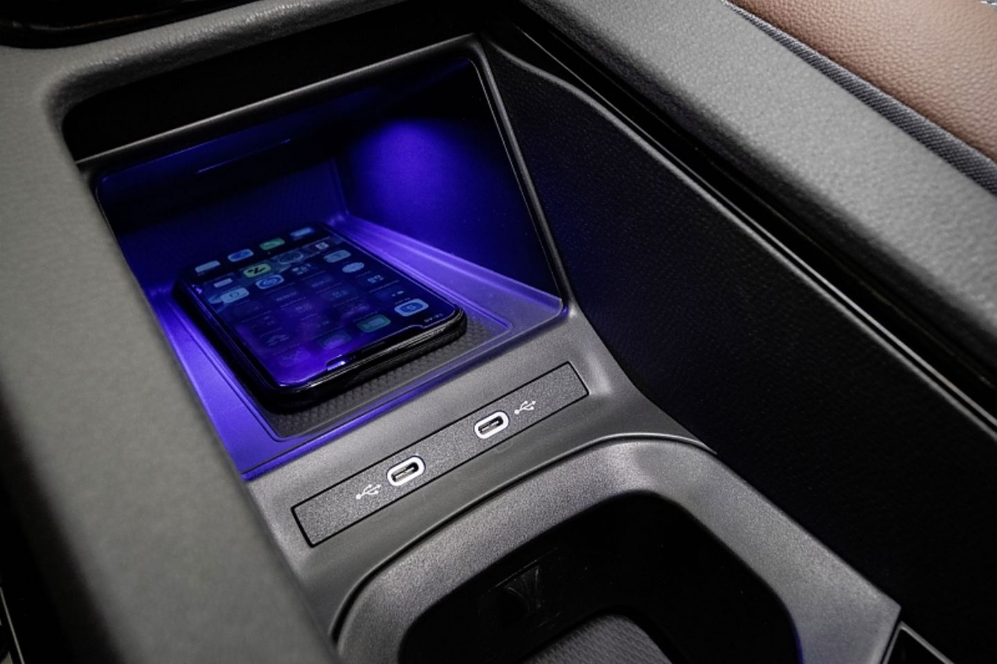Das Smartphone wird induktiv geladen