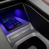 Das Smartphone wird induktiv geladen