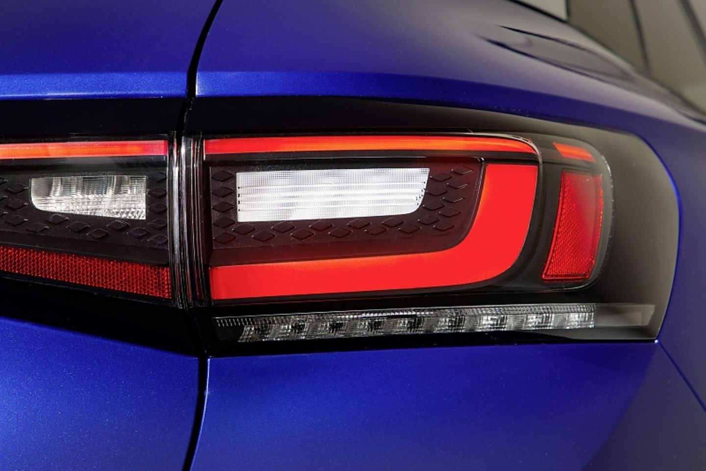 Die Heckleuchten des VW ID.4 1st unterscheiden sich von denen des 1st Max