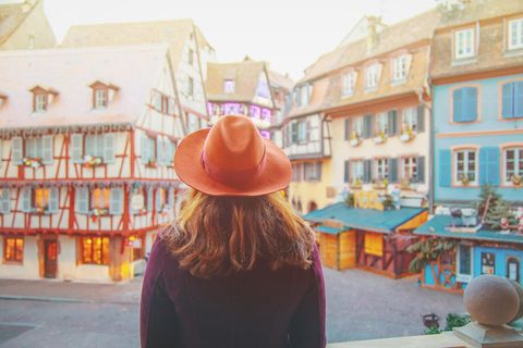 Eine Frau steht in Straßburg mit dem Rücken zur Kamera