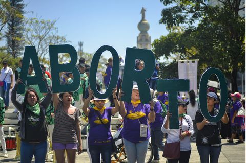 Frauen demonstrieren in San Salvador für ein Recht auf Abtreibung