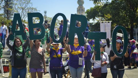 Frauen demonstrieren in San Salvador für ein Recht auf Abtreibung