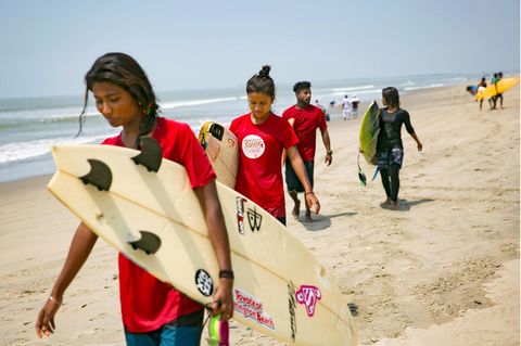 Surferinnen in Bangladesch