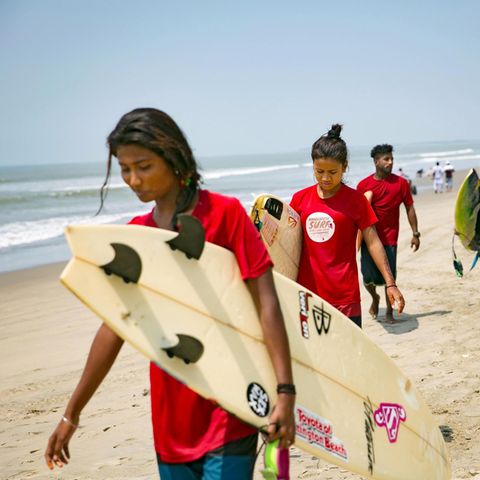 Surferinnen in Bangladesch