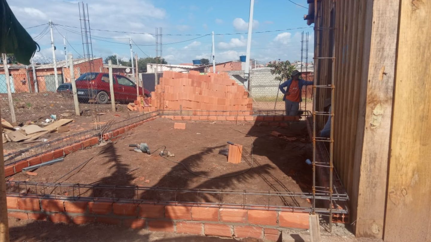 Der Bau der Zufluchtsstätte für Frauen in der Favela Menino Chorão in Campinas mithilfe von Spenden der stern-LeserInnen