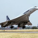 Flugzeug   Reisegeschwindigkeiten von 800 bis 900 Kilometern pro Stunde. Wer hätte das im 18. Jahrhundert für möglich gehalten? Weniger als zwei Stunden ist unterwegs, wer sich in Prag - knapp 130 Kilometer östlich von Karlsbad - per Düsenjet auf den Weg nach Rom macht. Sogar mit Überschallgeschwindigkeit raste 27 Jahre lang die Concorde um die Welt: Paris-New York in dreieinhalb Stunden. Und Karlsbad-Rom? Bei einem Reisetempo von rund 2180 km/h hätten die Concorde-Passagiere nur eine gute halbe Stunde benötigt. Auch das natürlich graue Theorie. Denn seit 2003 ist die Legende nur noch im Museum zu bewundern.