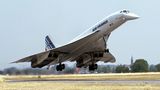 Flugzeug   Reisegeschwindigkeiten von 800 bis 900 Kilometern pro Stunde. Wer hätte das im 18. Jahrhundert für möglich gehalten? Weniger als zwei Stunden ist unterwegs, wer sich in Prag - knapp 130 Kilometer östlich von Karlsbad - per Düsenjet auf den Weg nach Rom macht. Sogar mit Überschallgeschwindigkeit raste 27 Jahre lang die Concorde um die Welt: Paris-New York in dreieinhalb Stunden. Und Karlsbad-Rom? Bei einem Reisetempo von rund 2180 km/h hätten die Concorde-Passagiere nur eine gute halbe Stunde benötigt. Auch das natürlich graue Theorie. Denn seit 2003 ist die Legende nur noch im Museum zu bewundern.