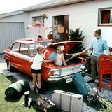 Auto  Geht es in den Auslandsurlaub, so ist das Auto hierzulande nach wie vor die Nummer eins. Schon 1988 nutzten es die Deutschen für zwei Drittel ihrer Urlaubsreisen, wie der Deutsche Reisemonitor verrät. Auch drei Jahrzehnte später lag das Auto laut Statistischem Bundesamt 2019 mit 42 Prozent Nutzung weiter vorn, Flugreisen mit 41 Prozent knapp dahinter. 1200 Kilometer mit dem Auto? Laut Routenplaner wäre das in gut 12 Stunden machbar. So manch einer würde da wohl glatt durchfahren.