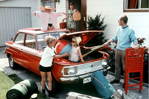 Auto  Geht es in den Auslandsurlaub, so ist das Auto hierzulande nach wie vor die Nummer eins. Schon 1988 nutzten es die Deutschen für zwei Drittel ihrer Urlaubsreisen, wie der Deutsche Reisemonitor verrät. Auch drei Jahrzehnte später lag das Auto laut Statistischem Bundesamt 2019 mit 42 Prozent Nutzung weiter vorn, Flugreisen mit 41 Prozent knapp dahinter. 1200 Kilometer mit dem Auto? Laut Routenplaner wäre das in gut 12 Stunden machbar. So manch einer würde da wohl glatt durchfahren.