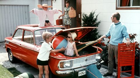 Auto  Geht es in den Auslandsurlaub, so ist das Auto hierzulande nach wie vor die Nummer eins. Schon 1988 nutzten es die Deutschen für zwei Drittel ihrer Urlaubsreisen, wie der Deutsche Reisemonitor verrät. Auch drei Jahrzehnte später lag das Auto laut Statistischem Bundesamt 2019 mit 42 Prozent Nutzung weiter vorn, Flugreisen mit 41 Prozent knapp dahinter. 1200 Kilometer mit dem Auto? Laut Routenplaner wäre das in gut 12 Stunden machbar. So manch einer würde da wohl glatt durchfahren.