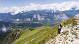 Zu Fuß  Wer die Strecke von Karlsbad nach Rom per pedes zurücklegt, käme gar schneller ans Ziel als Goethe mit der Kutsche - zumindest theoretisch. Denn zwischen 3,6 und 4,3 Stundenkilometer beträgt die Schrittgeschwindigkeit eines Erwachsenen im Durchschnitt. Die Italienerin Vienna Cammarota nahm die Herausforderung im August 2017 tatsächlich an. Ziel der damals 68-Jährigen: Auf Goethes Spuren von Karlsbad bis nach Rom zu wandern, das der Dichter Ende Oktober 1786 erreicht hatte. Zu Fuß war Cammarota nur wenige Tage länger unterwegs.