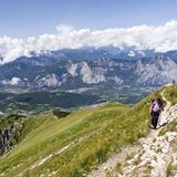 Zu Fuß  Wer die Strecke von Karlsbad nach Rom per pedes zurücklegt, käme gar schneller ans Ziel als Goethe mit der Kutsche - zumindest theoretisch. Denn zwischen 3,6 und 4,3 Stundenkilometer beträgt die Schrittgeschwindigkeit eines Erwachsenen im Durchschnitt. Die Italienerin Vienna Cammarota nahm die Herausforderung im August 2017 tatsächlich an. Ziel der damals 68-Jährigen: Auf Goethes Spuren von Karlsbad bis nach Rom zu wandern, das der Dichter Ende Oktober 1786 erreicht hatte. Zu Fuß war Cammarota nur wenige Tage länger unterwegs.