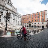 Fahrrad  uch ambitionierte Radler sind solche Strecken gewöhnt - erst recht die Profis. Bei der Tour de France zum Beispiel hat das Gesamtfeld in diesem Jahr eine Durchschnittsgeschwindigkeit von fast 40 km/h erreicht. Hobbyradler sind davon natürlich weit entfernt: Der Allgemeine Deutsche Fahrrad-Club legt ein Durchschnittstempo von 15 bis 17 km/h zugrunde. Auch wenn die "Tour de Goethe" von Karlsbad in die Ewige Stadt kaum jemand am Stück zurücklegen dürfte: Bei einem Schnitt von 15 km/h wäre die Strecke selbst für Amateure in immerhin 80 Stunden zu schaffen.